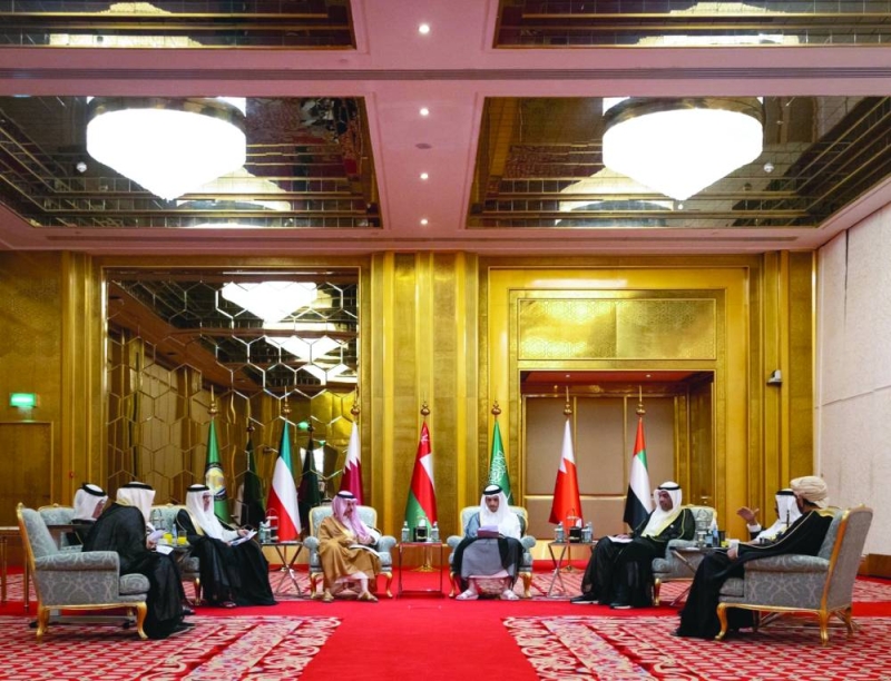 


اليحيا ووزراء الخارجية الخليجيين خلال الاجتماع في الدوحة 