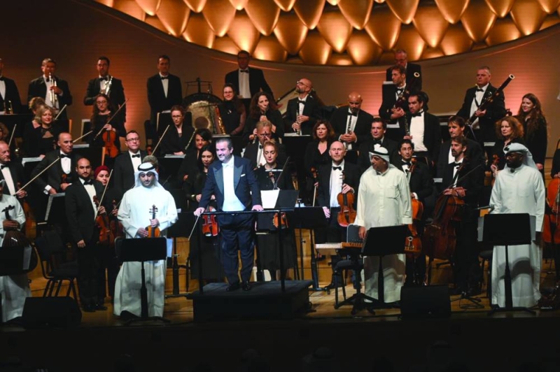 


قائد الأوركسترا يرد التحية للجمهور 