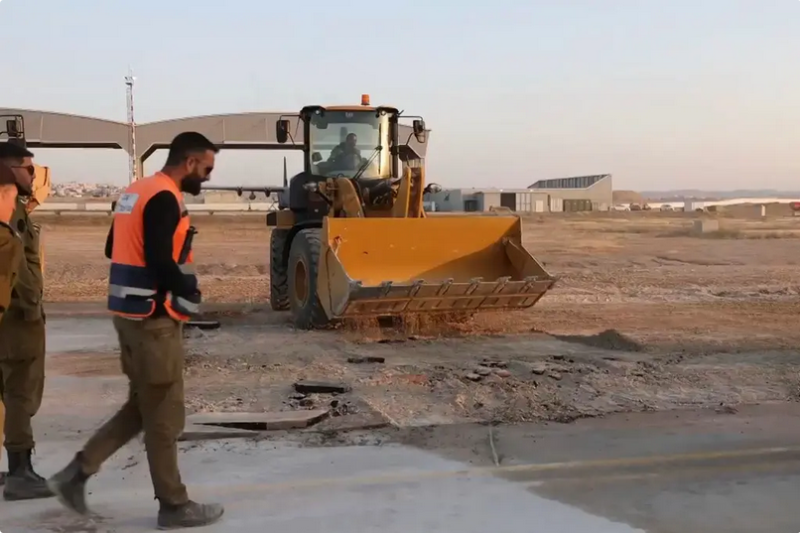 صورة نشرها الجيش الإسرائيلي لإصلاح مدرج قاعدة نيفاتيم الجوية