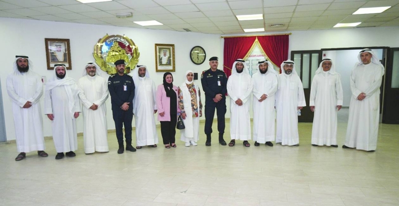 صورة جماعية للقياديين المشاركين في افتتاح العام الدراسي بمجمع السجون 