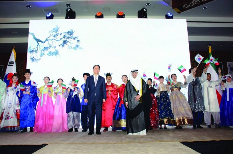 المشاري والسفير مع أطفال كوريين قدموا لوحة فنية 