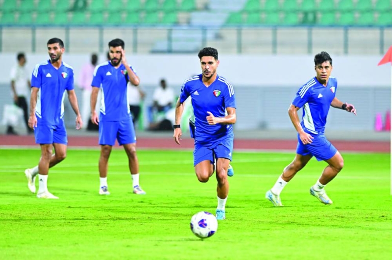 


لاعبو «الأزرق» خلال التدريب في معسكر دبي 