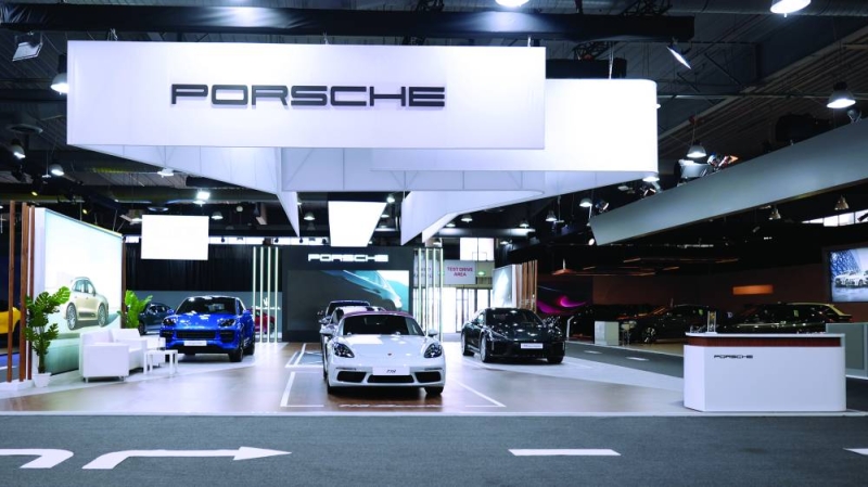 


مجموعة مذهلة من سيارات بورشه في معرض السيارات 