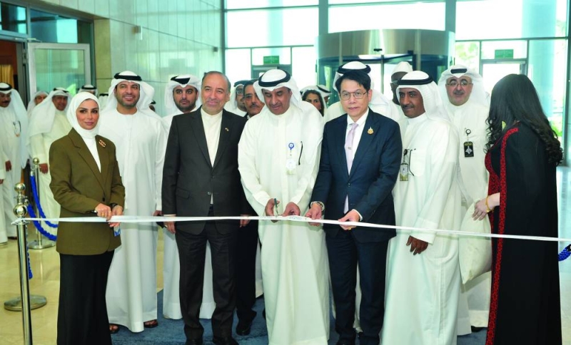 الفجام مفتتحاً المعرض بحضور عدد من السفراء (تصوير سعود سالم)