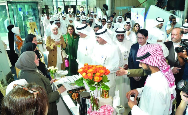 الفجام والضيوف في جولة على أجنحة المعرض