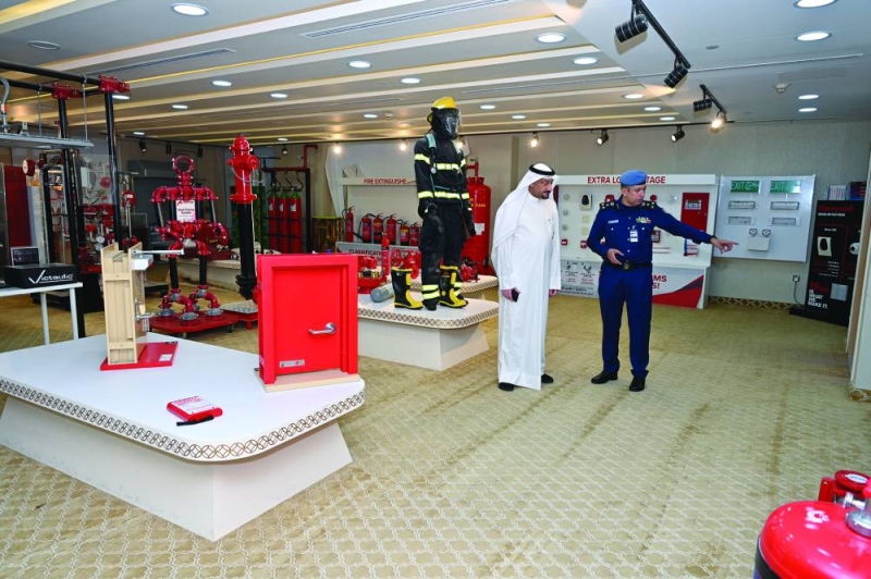 الحجي يشرح للزميل ناصر الفرحان عن معدات المكافحة والإنذار التي يتم التدريب عليها