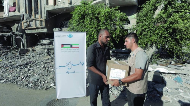 جانب من توزيع المساعدات