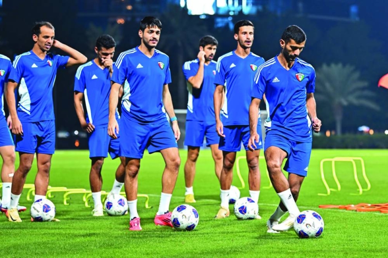 


جانب من تدريبات «الأزرق» في معسكر دبي 