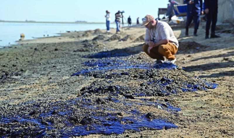


معاينة البقعة التي لوّثت الشاطئ 	 (تصوير نايف العقلة) 