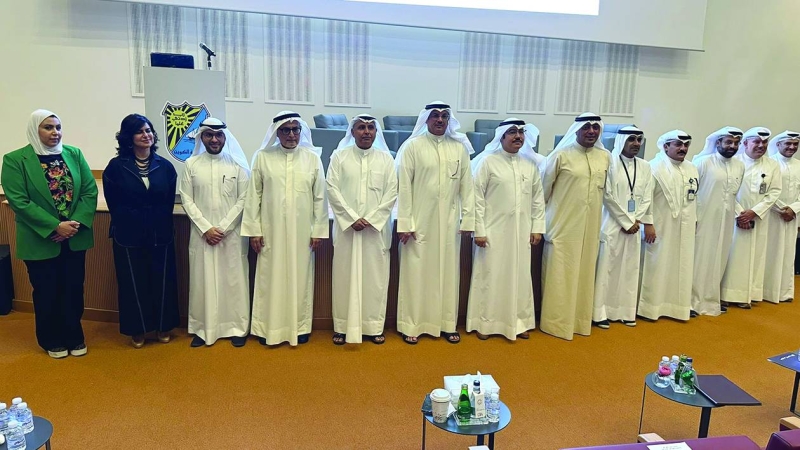 عدد من الحضور في تدشين برنامج «التأمين» التدريبي