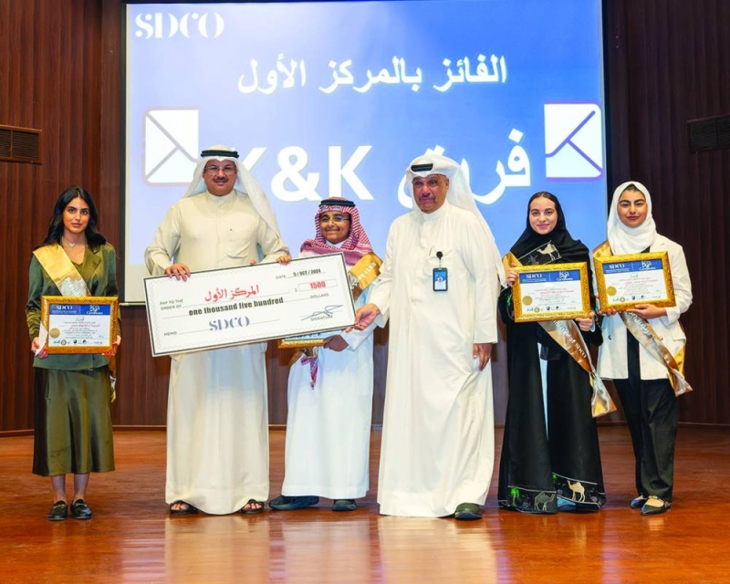 جانب من تكريم الفائزين في بطولة الخطابة والمناظرات