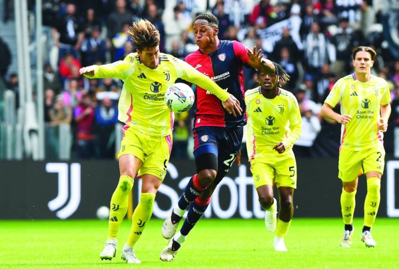 


دوشان فلاهوفيتش محاولاً السيطرة على الكرة  