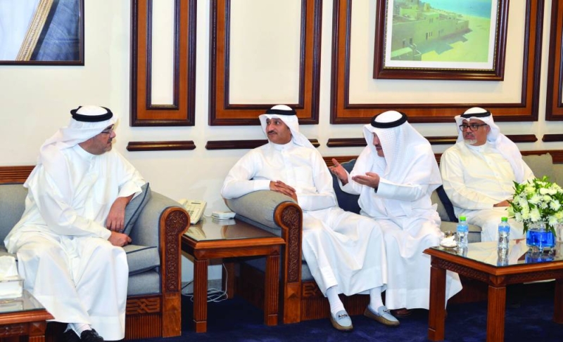 


المحافظ مستمعاً لأحد المواطنين 