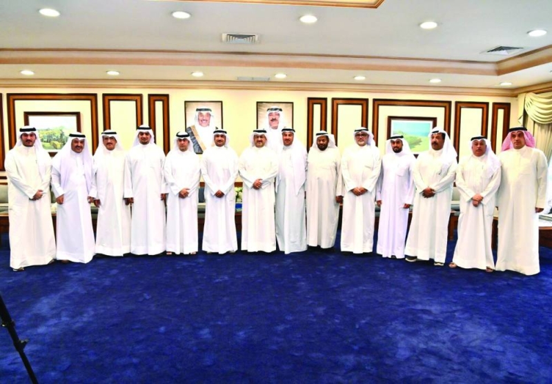 


محافظ العاصمة مع مجموعة من المواطنين 	(تصوير سعود سالم) 