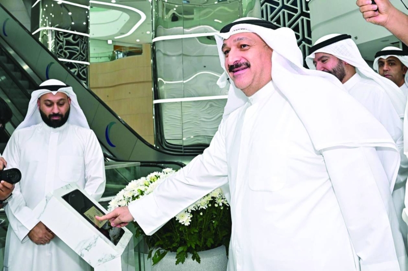 


العوضي خلال الافتتاح ويبدو المرزوق والشملان 