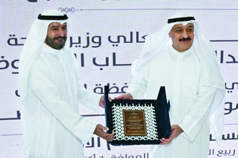 حمد المرزوق مكرّماً وزير الصحة