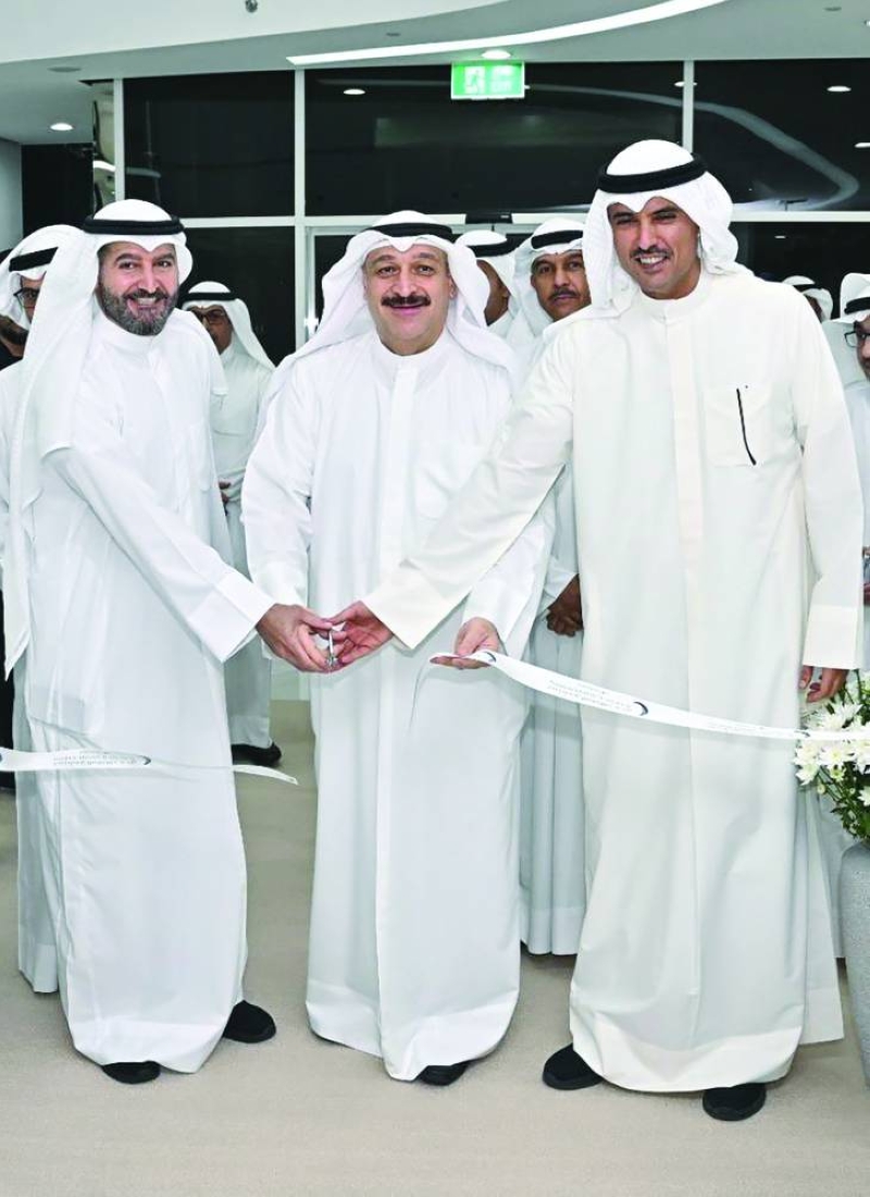 


وزير الصحة وحمد المرزوق ومحافظ الأحمدي في قص شريط الافتتاح 