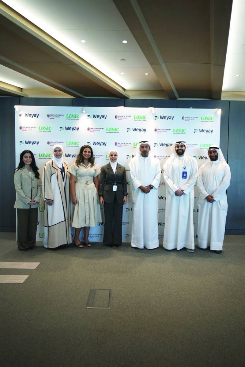 


ممثلو البنك والأكاديمية عقب توقيع الشراكة 