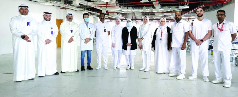 


الطاقم الطبي لبنك الدم في «وربة» أثناء الحملة 