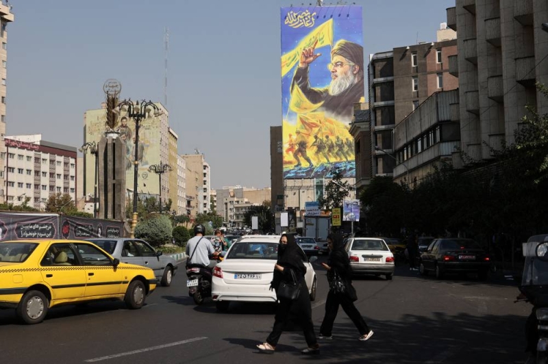 صورة كبيرة لنصرالله على أحد مبانى طهران  (رويترز)