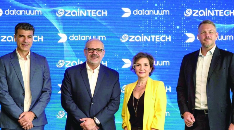 


حنا وسعادة يتوسطان المسؤولين التنفيذيين من الشركتين 