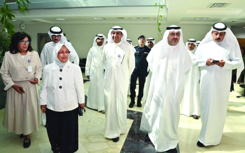 


محافظ العاصمة خلال جولته في «التطبيقي» 