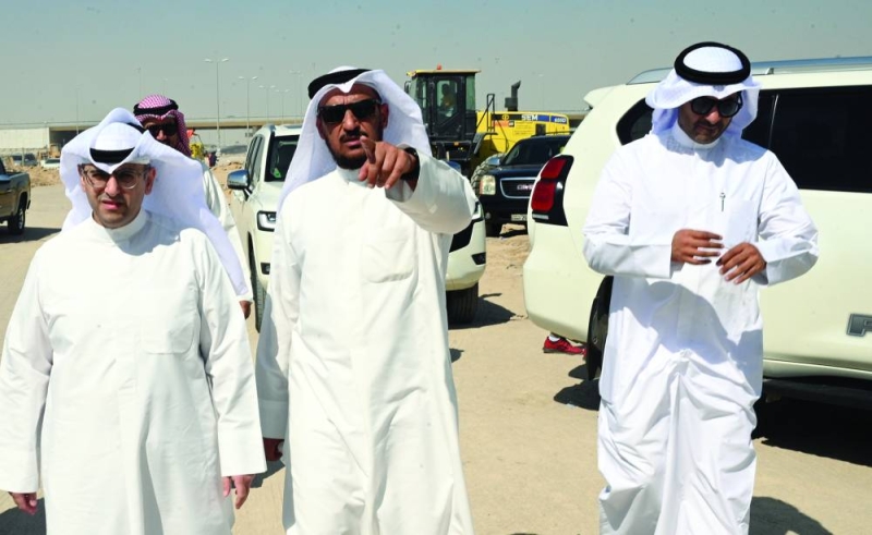 


وزير وقياديو البلدية في موقع الحملة 