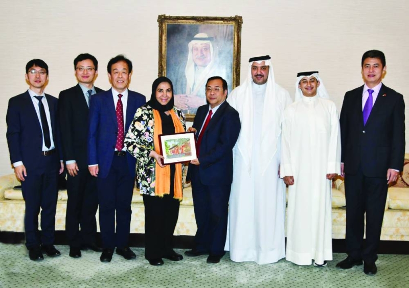 


سعاد الصباح في لقطة جماعية مع الوفد الصيني بحضور نجلها مبارك العبدالله وحفيدها عبدالله 