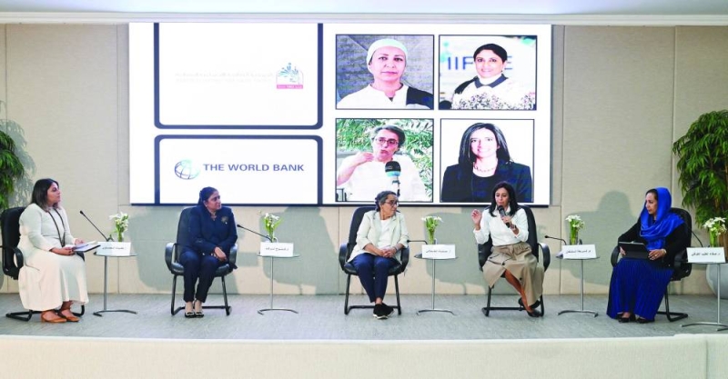 


المتحدثات الأربع وتبدو مفيدة الحساوي التي أدارت الحوار 	(تصوير أسعد عبدالله) 