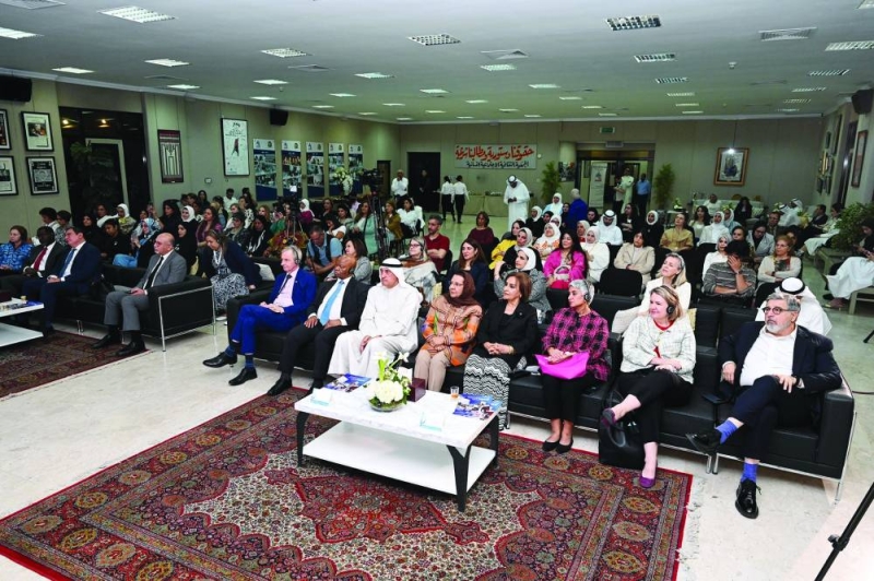 حشد كبير يستمع لحكايا شهرزاد 