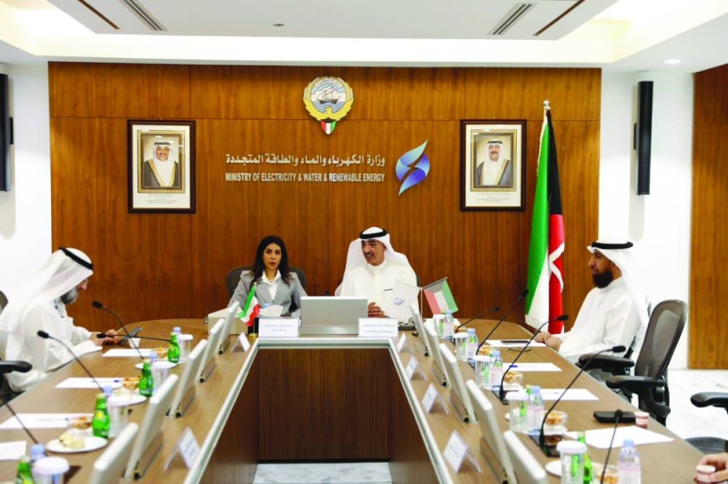 بوشهري والمشعان والعتيبي خلال اجتماع اللجنة