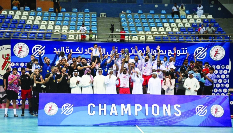 


لاعبو «الكويت» متوّجون بكأس كرة اليد   	 (تصوير نايف العقلة) 