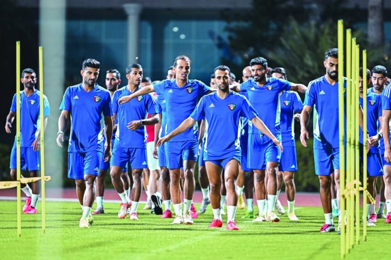 


لاعبو «الأزرق» خلال التدريبات في معسكر دبي 