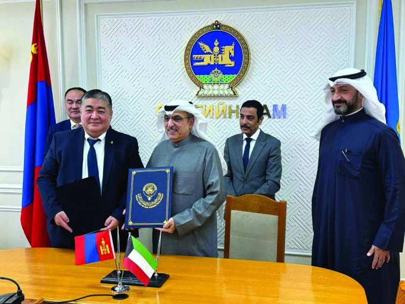 


وليد البحر ووزير مالية منغوليا عقب توقيع الاتفاقية 