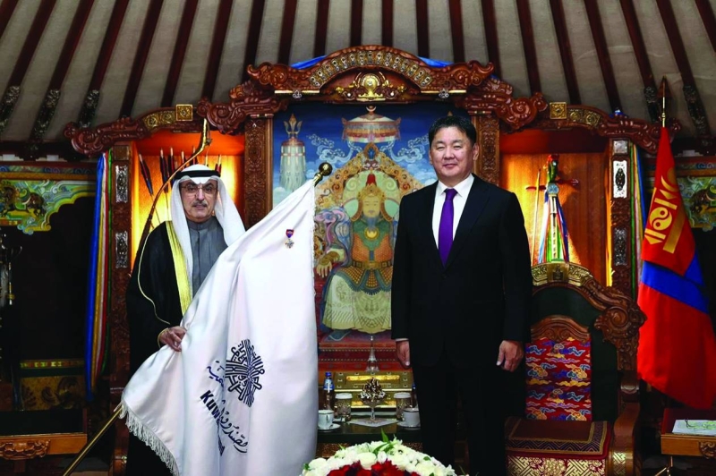 


الرئيس المنغولي خلال استقباله البحر لتسليمه وسام الصداقة 