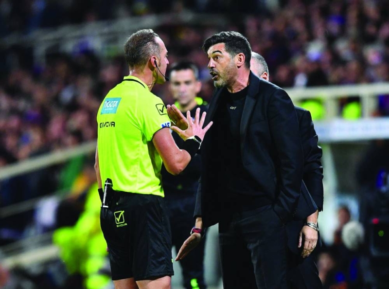 باولو فونسيكا في جدال مع الحكم