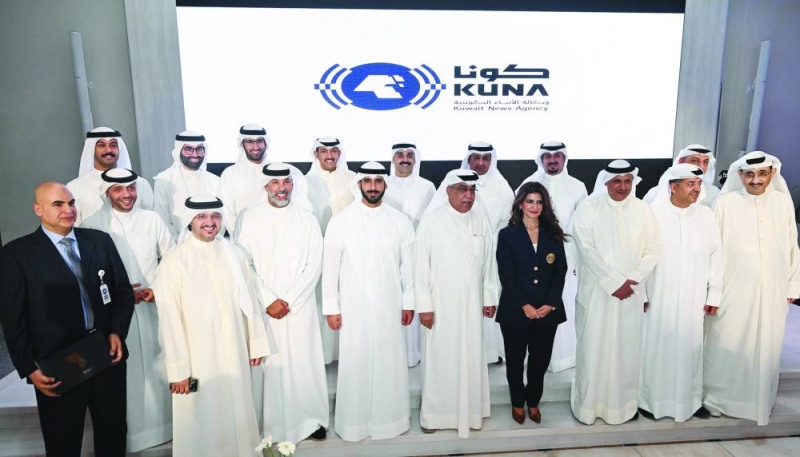 


فاطمة السالم تتوسط مسؤولي «كونا» وعدداً من الشخصيات الإعلامية	 (تصوير أسعد عبدالله) 