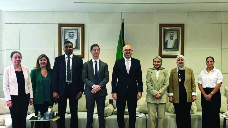 صورة جماعية للحويلة مع وفد صندوق النقد 