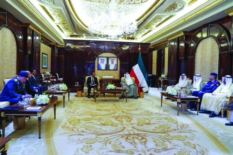 العبدالله خلال لقائه وزير الدفاع الماليزي بحضور اليوسف والدخيل والمزين والمشعل والصالح 