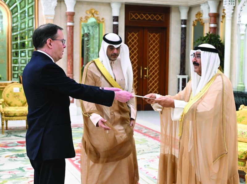 


سموه متسلّماً أوراق سفير البرازيل 