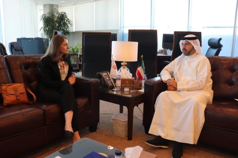 رئيس الطيران المدني مستقبلا السفيرة البريطانية