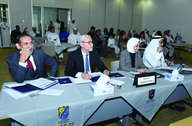 


لمى العريمان مع أعضاء لجنة التحكيم 
