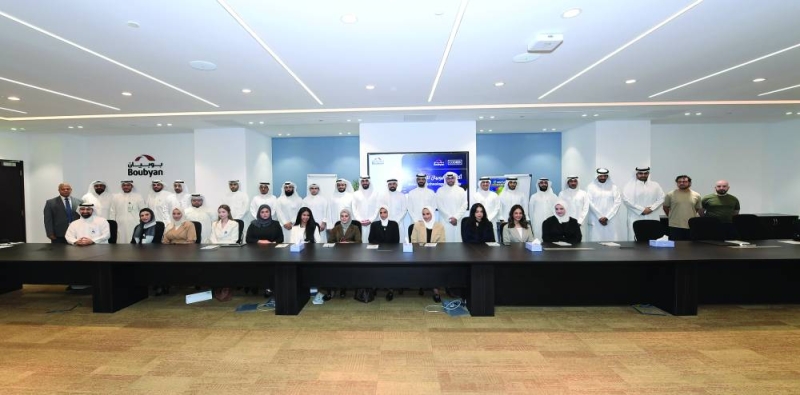 


الحماد والرومي والمتدربون المنضمون إلى الأكاديمية 