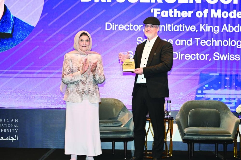 فايزة الخرافي تكرم يورغن شميدهوبير 