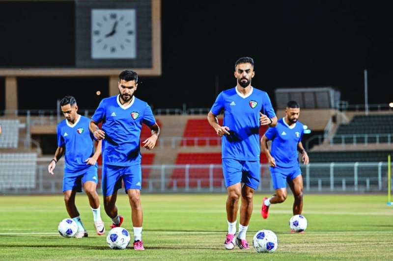 


جانب من تدريبات «الأزرق» في مسقط 