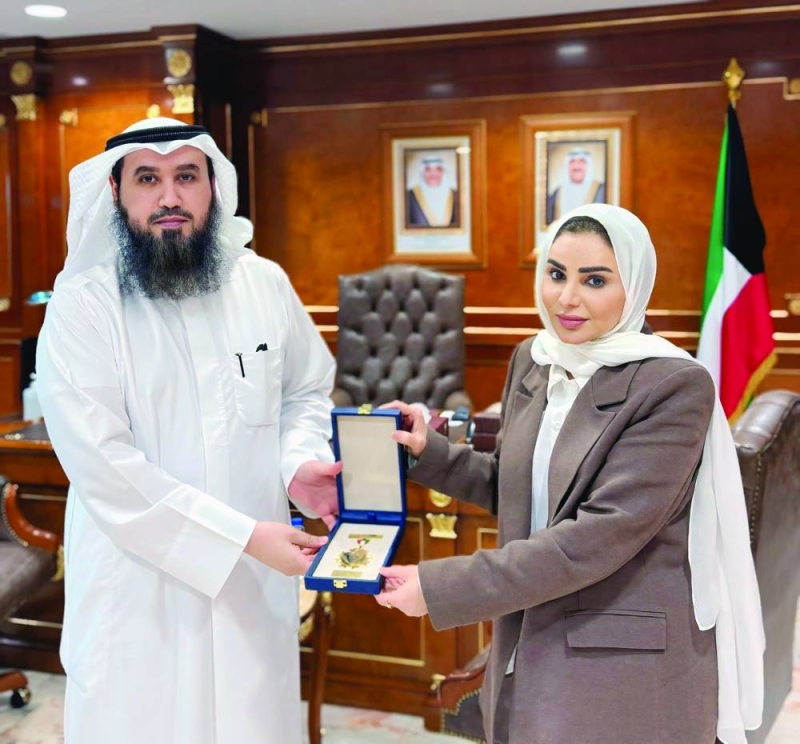 الوزيرة الحويلة تتلقى من العتل وسام جمعية المهندسين 