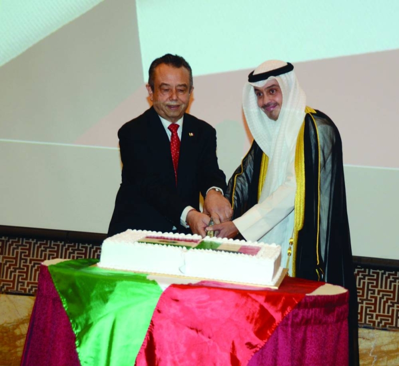 نواف عبداللطيف والسفير المكسيكي يقطعان قالب حلوى الاحتفال