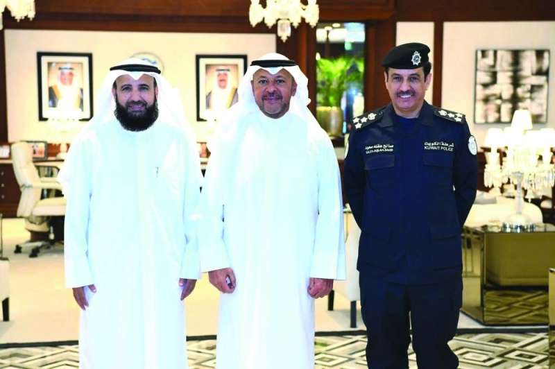 


العذبي متوسطاً العازمي والمطيري 