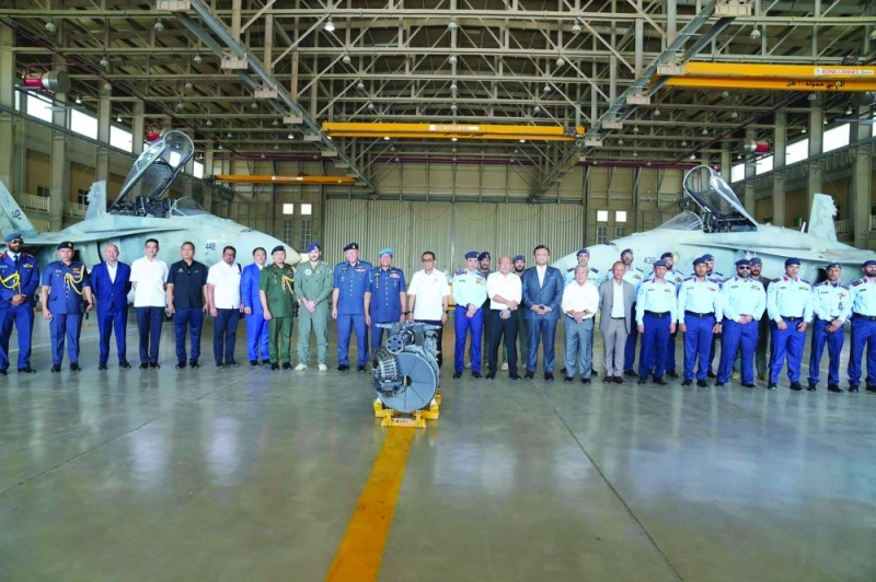 وزير الدفاع الماليزي والوفد المرافق واللواء صباح الجابر وقيادات القاعدة الجوية في لقطة تذكارية 