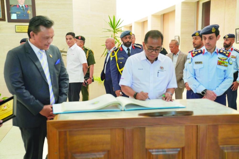 
الوزير الماليزي يدوّن كلمة عن الزيارة في سجل القاعدة الجوية
